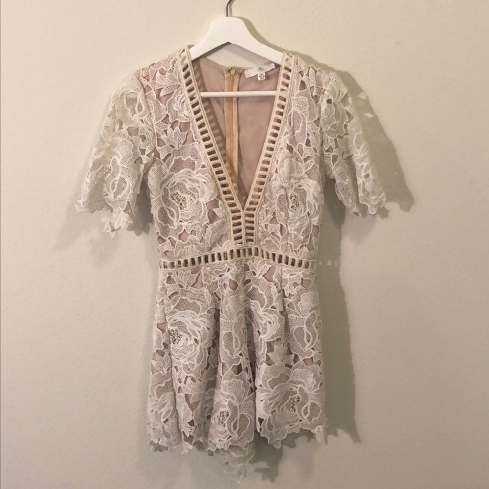ASTR the label white v neck romper size 2